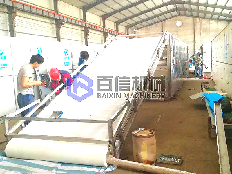 山藥烘干設(shè)備主要包含山藥切片機、烘干熱源，烘干主機，上料機，山藥包裝機、電源等配